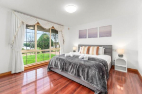 Coastal Comfort 4BR Vacation Home in Hallett Cove Adelaide